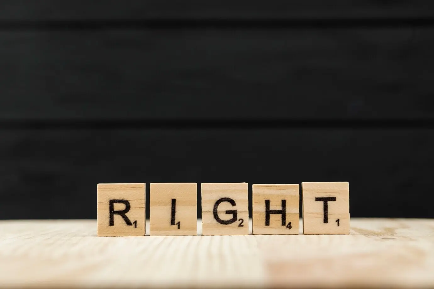 Das Wort „right“ mit Holzbuchstaben buchstabiert.