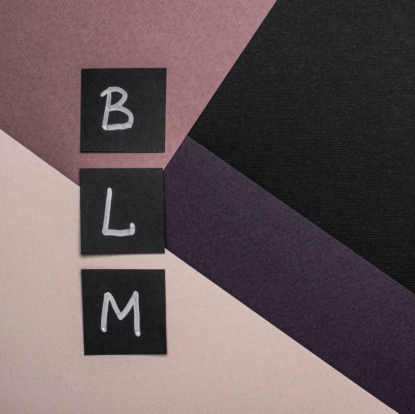 Draufsicht auf Black-Lives-Matter-Karten mit Buchstaben