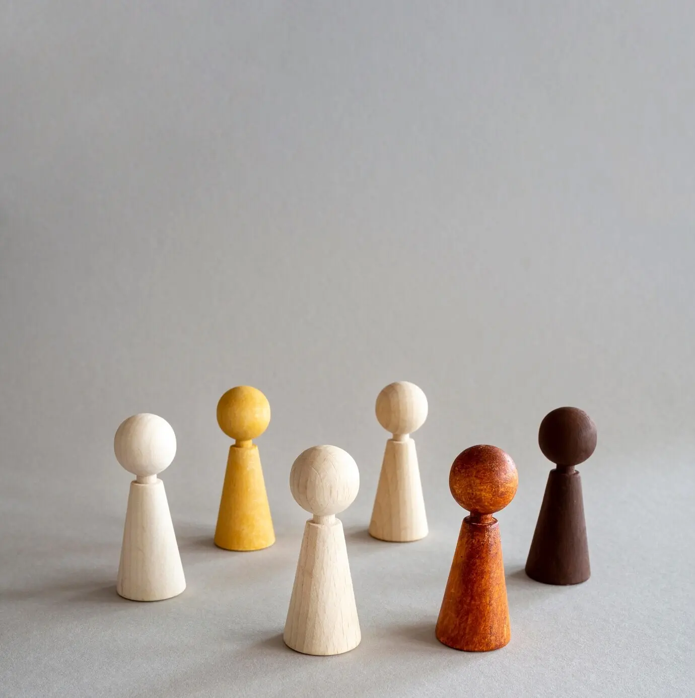 Schachfiguren aus Holz mit Platz für Text